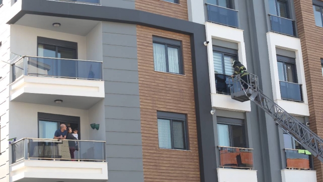 Çocuğu balkon kapısını kilitleyince mahsur kalan kadını itfaiye kurtardı